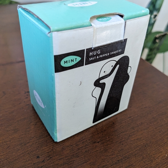 Hug Salt & Pepper Shakers NIB - Picture 6 of 8